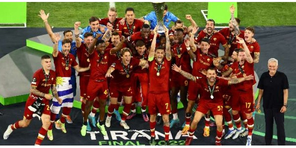 Mourinho leidt Roma naar Europa League-titel Mourinho leidt Roma naar Europa League-titel