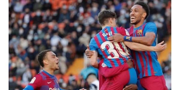 Aubameyang scoort, Barcelona 4-1 Valencia