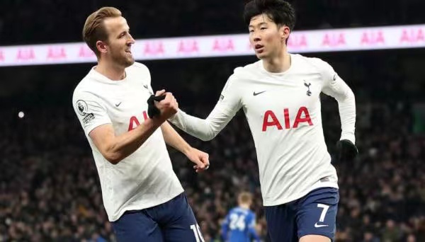 Kane scoorde tweemaal om het team te helpen groots te winnen