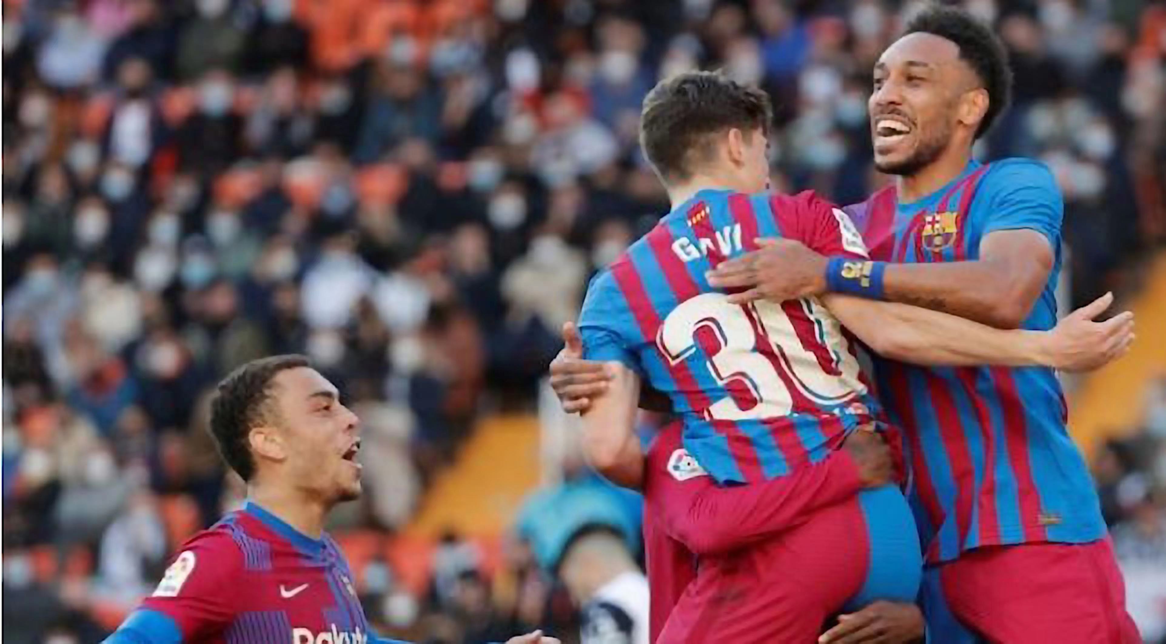 Aubameyang scoort, Barcelona 4-1 Valencia