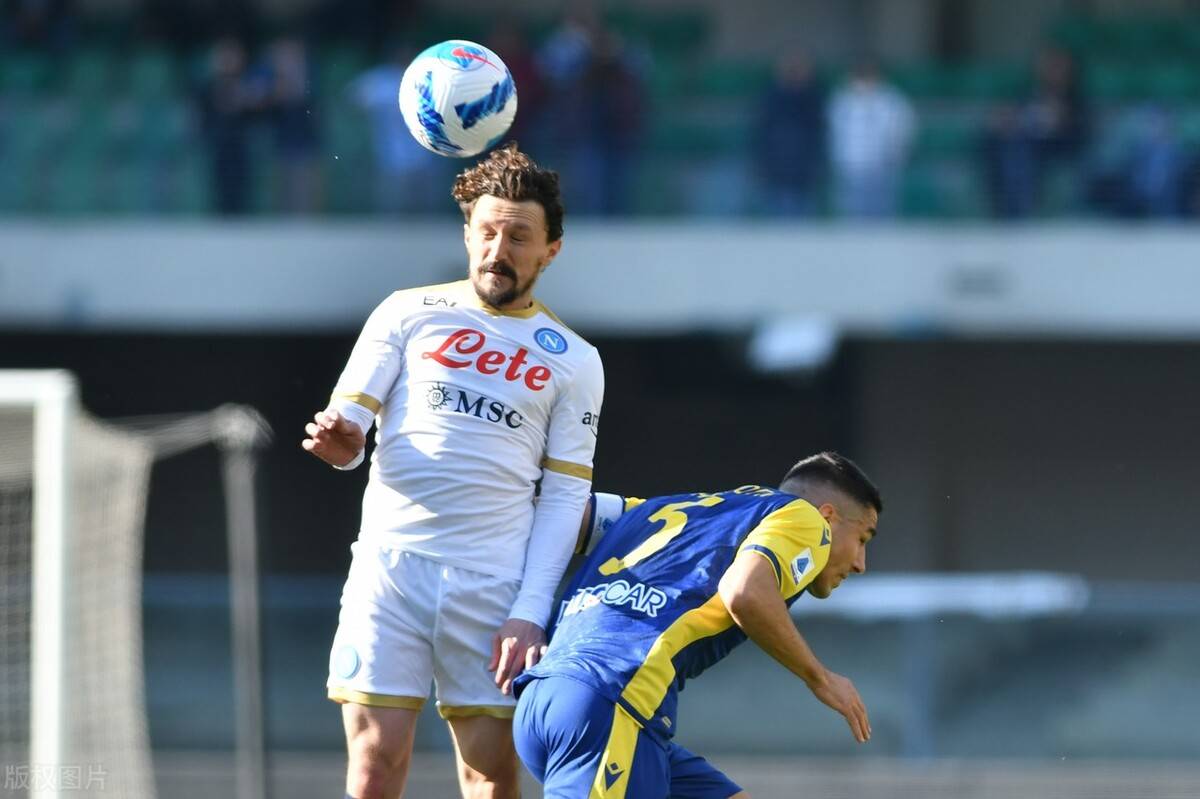 Napoli steekt Inter Milan in en stijgt naar tweede